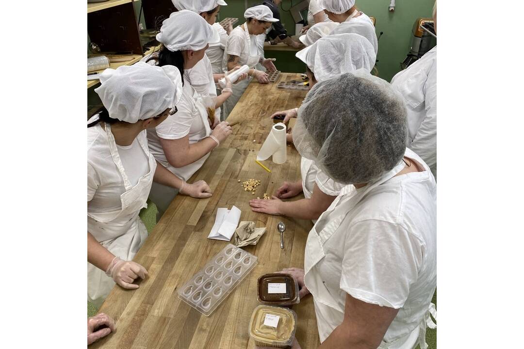 FOTO: Odsúdené z nitrianskej väznice absolvovali kurz výroby čokoládových praliniek, foto 6