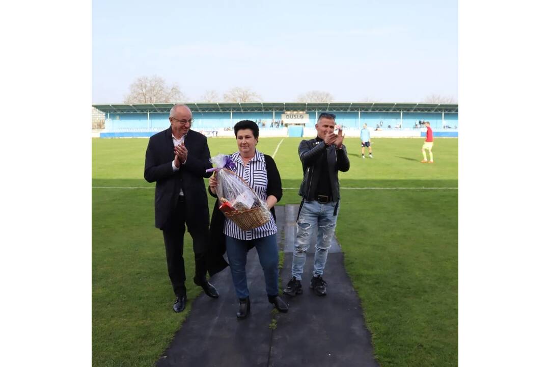FOTO: FK Slovan Duslo Šaľa sa krásne rozlúčil s pani upratovačkou, ktorá odišla do dôchodku, foto 2