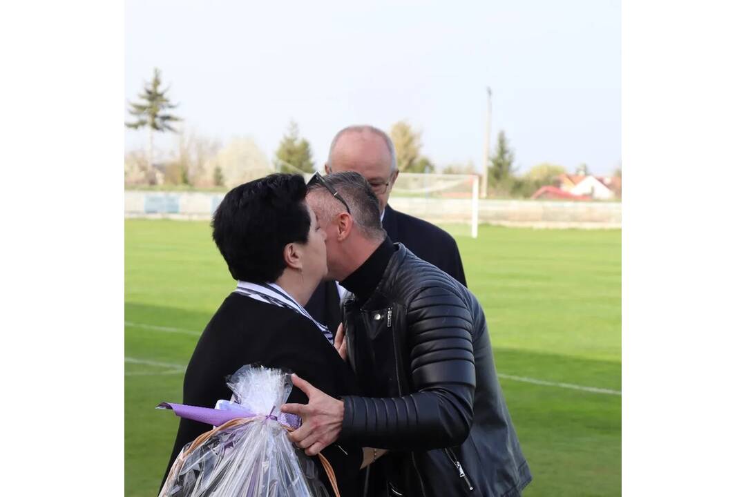 FOTO: FK Slovan Duslo Šaľa sa krásne rozlúčil s pani upratovačkou, ktorá odišla do dôchodku, foto 3