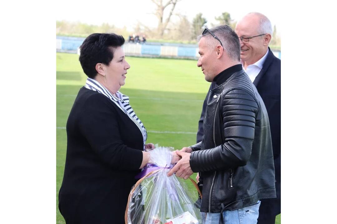 FOTO: FK Slovan Duslo Šaľa sa krásne rozlúčil s pani upratovačkou, ktorá odišla do dôchodku, foto 4