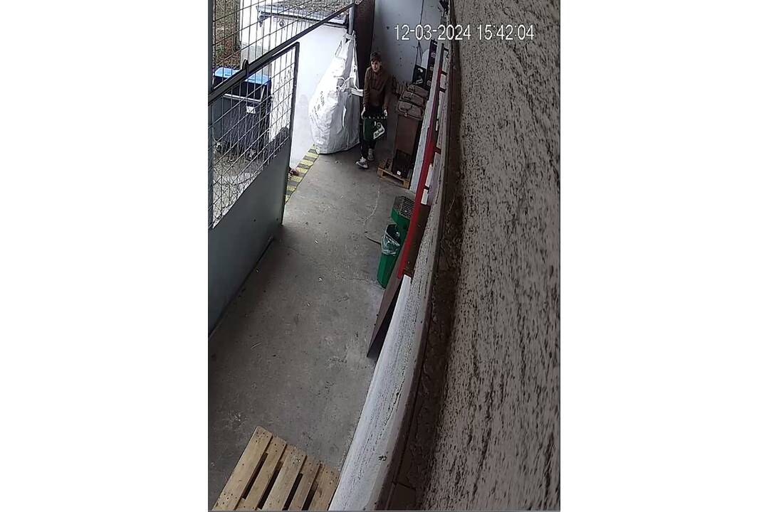 FOTO: Niekto kradol prepravky spoza prevádzky v Nitre. Nepoznáte osobu na záberoch?, foto 1