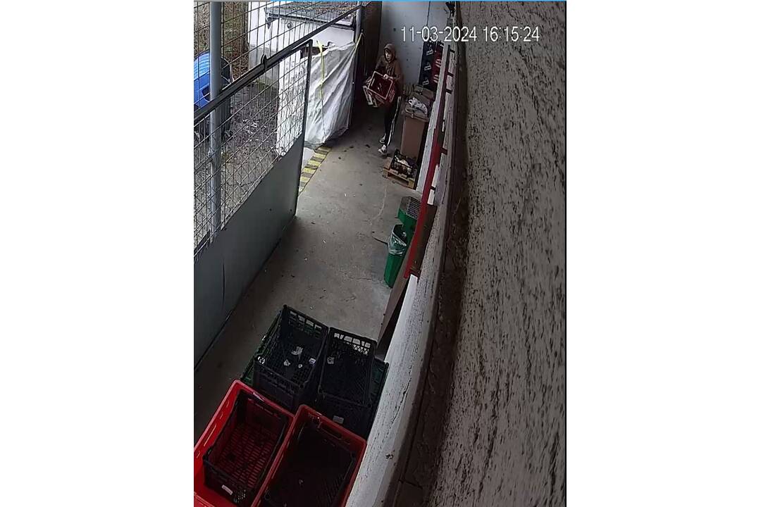 FOTO: Niekto kradol prepravky spoza prevádzky v Nitre. Nepoznáte osobu na záberoch?, foto 2
