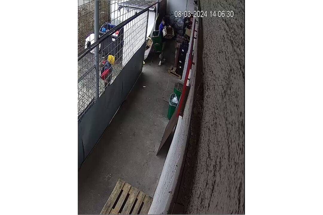 FOTO: Niekto kradol prepravky spoza prevádzky v Nitre. Nepoznáte osobu na záberoch?, foto 3