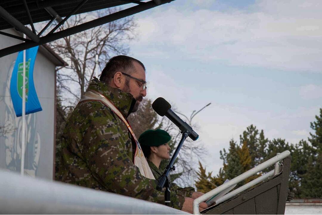 FOTO: Vojaci 12. mechanizovaného prápora v Nitre odchádzajú na Cyprus, foto 4