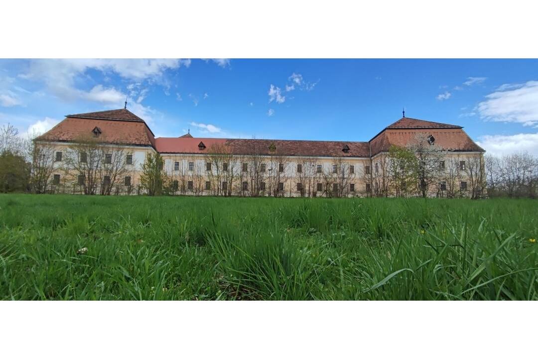 FOTO: Kaštieľ Tovarníky je na predaj. Stačí sa dohodnúť na cene a môžete si žiť ako kráľ, foto 2