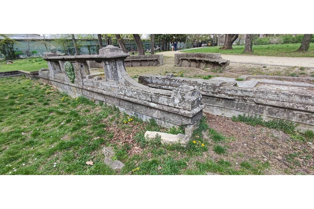 FOTO: Kaštieľ Tovarníky je na predaj. Stačí sa dohodnúť na cene a môžete si žiť ako kráľ, foto 7