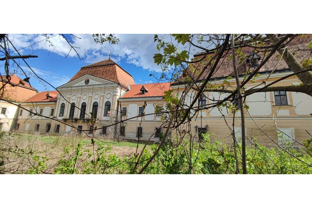 FOTO: Kaštieľ Tovarníky je na predaj. Stačí sa dohodnúť na cene a môžete si žiť ako kráľ, foto 1