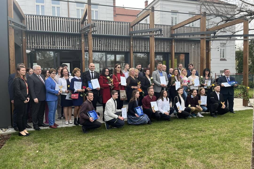 FOTO: Primátor mesta Šurany získal ocenenie sTOPa 2023 za prácu s mládežou, foto 2