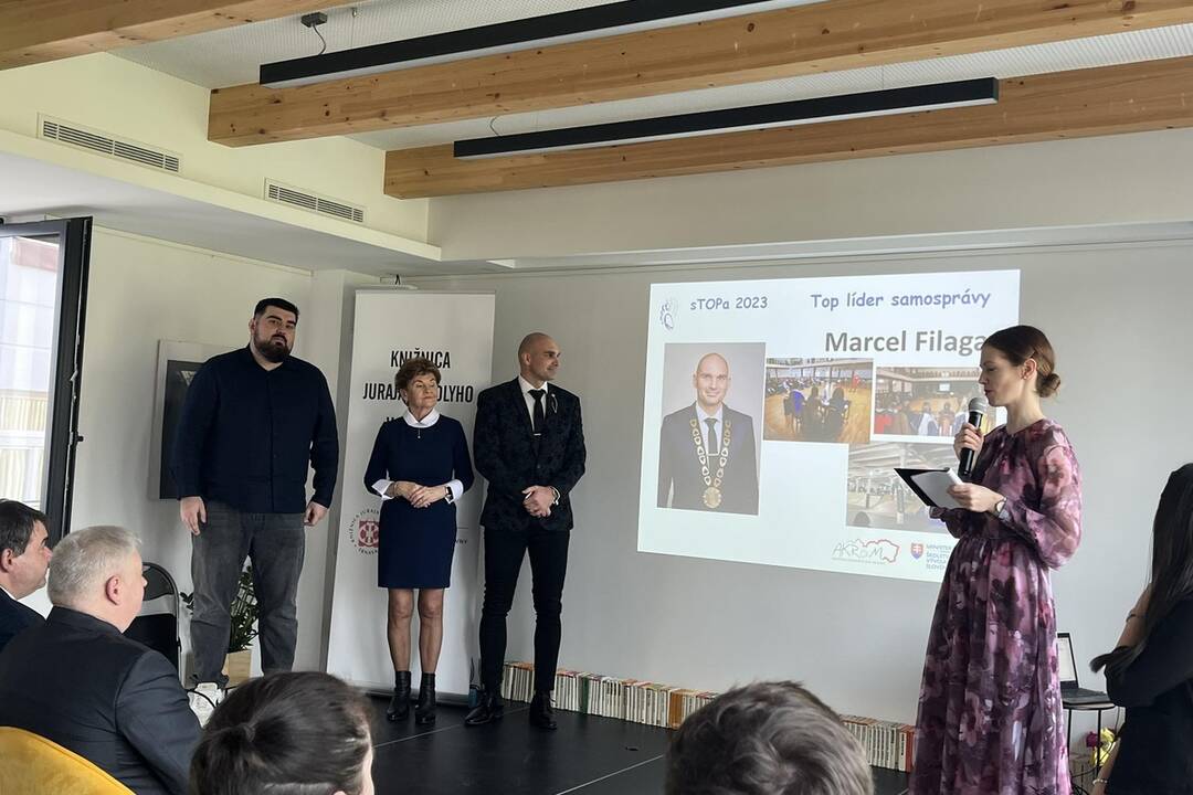 FOTO: Primátor mesta Šurany získal ocenenie sTOPa 2023 za prácu s mládežou, foto 7