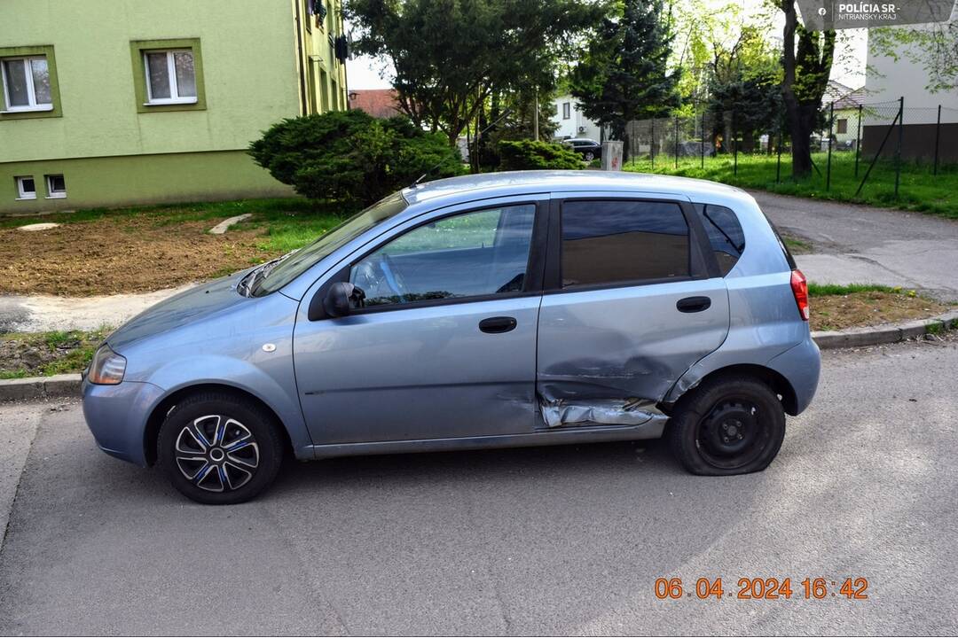 FOTO: Opitý vodič nabúral v Zlatých Moravciach do iného auta, foto 1