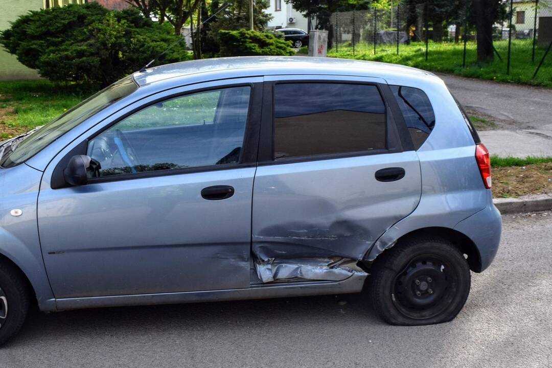 FOTO: Opitý vodič nabúral v Zlatých Moravciach do iného auta, foto 3