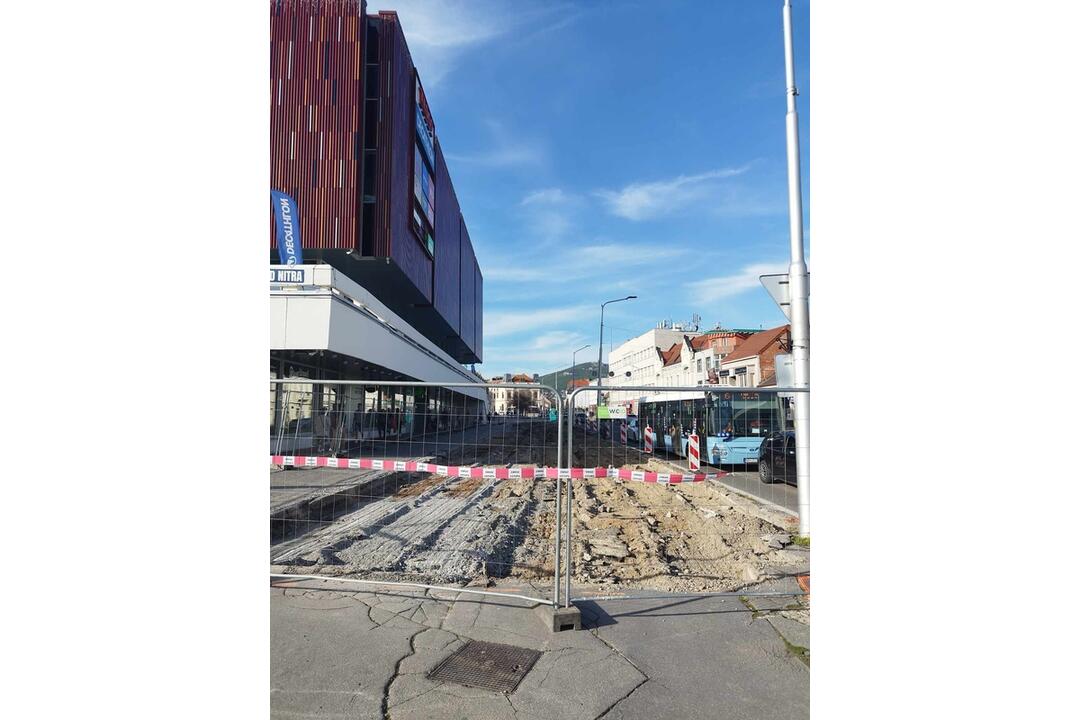 FOTO: Odštartovali práce pred bývalým Priorom v Nitre, priestor dostane novú podobu, foto 5