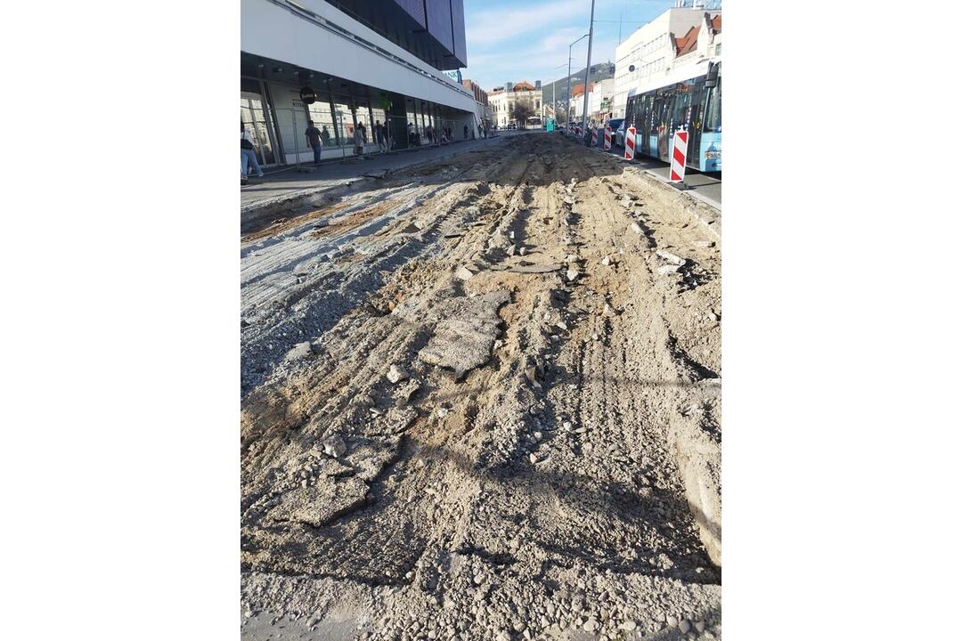 FOTO: Odštartovali práce pred bývalým Priorom v Nitre, priestor dostane novú podobu, foto 6