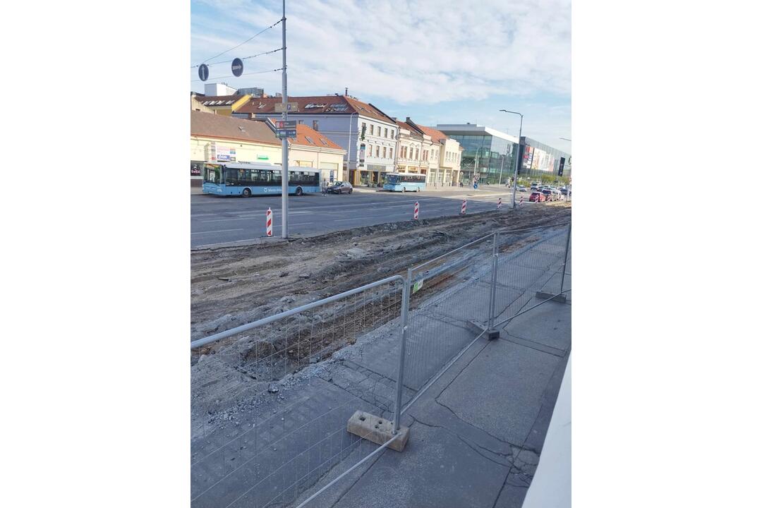 FOTO: Odštartovali práce pred bývalým Priorom v Nitre, priestor dostane novú podobu, foto 9