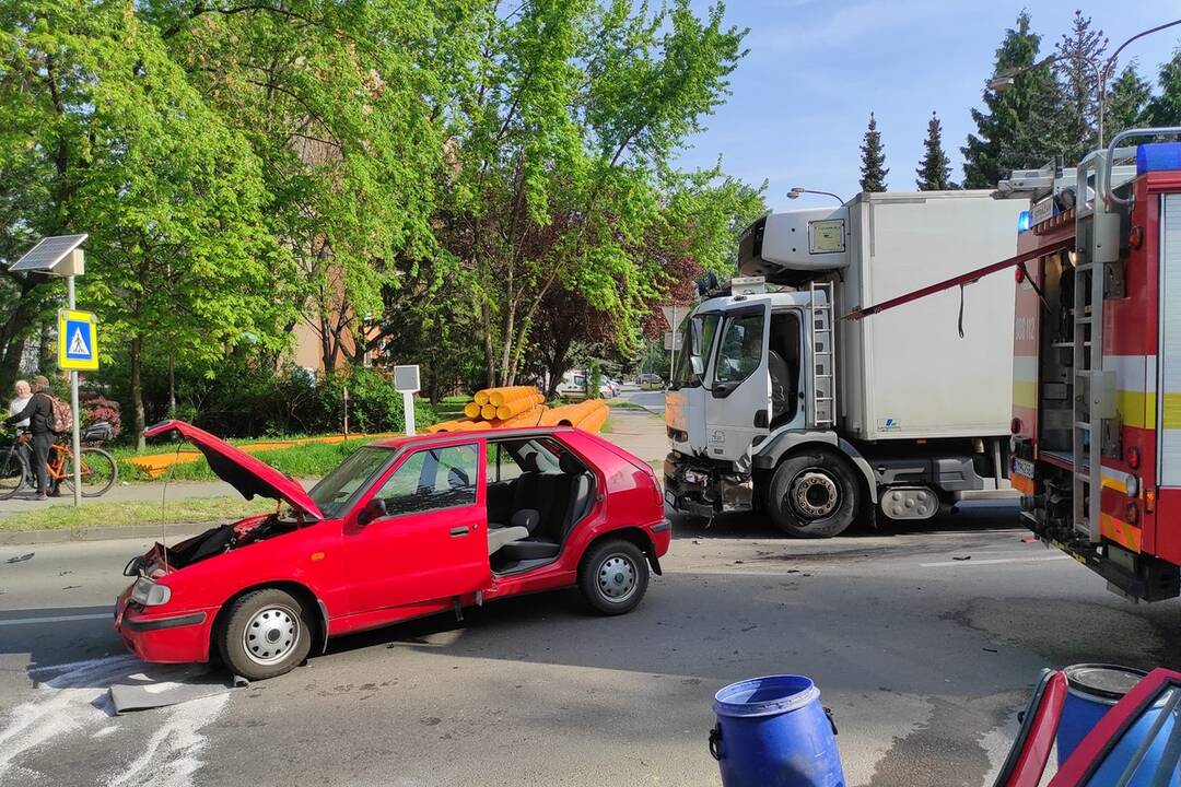 FOTO: Zrážka nákladiaka s autom obmedzila premávku v Zlatých Moravciach, foto 1
