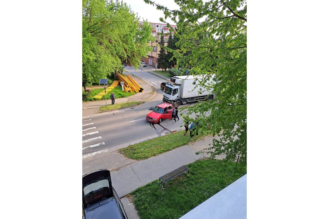 FOTO: Zrážka nákladiaka s autom obmedzila premávku v Zlatých Moravciach, foto 3