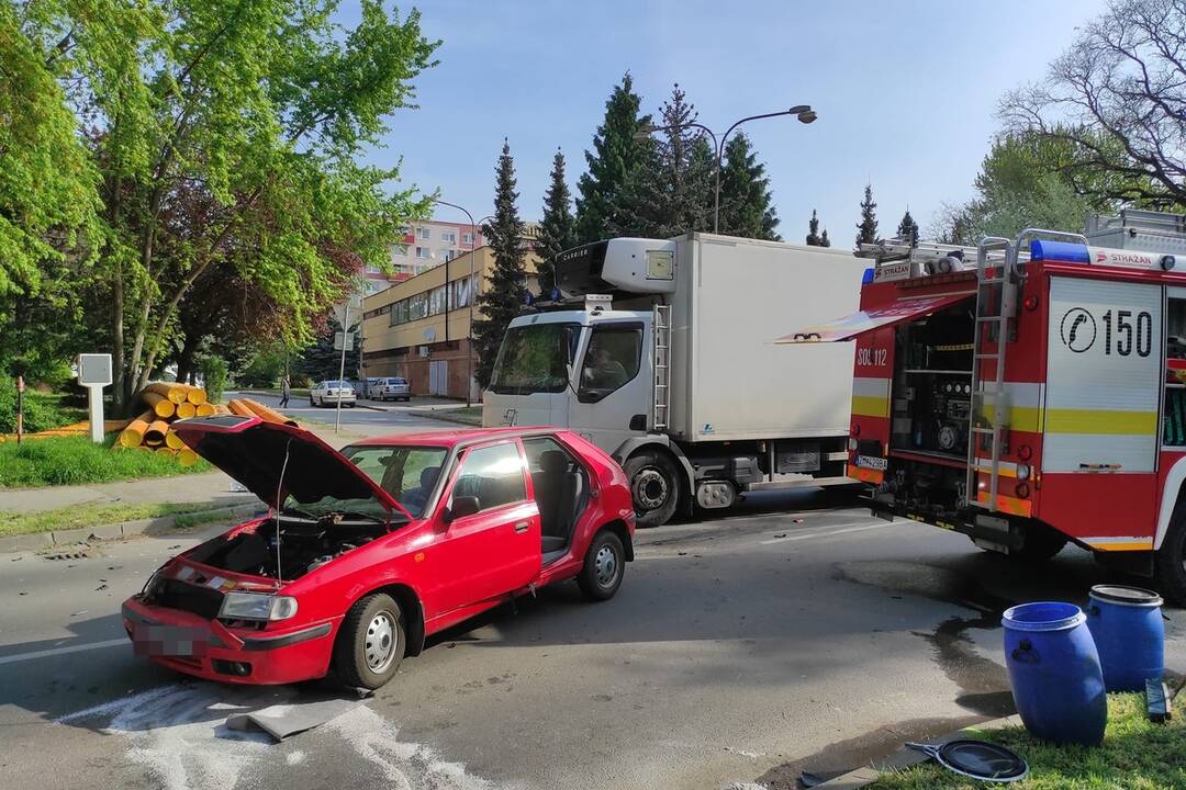 FOTO: Zrážka nákladiaka s autom obmedzila premávku v Zlatých Moravciach, foto 4