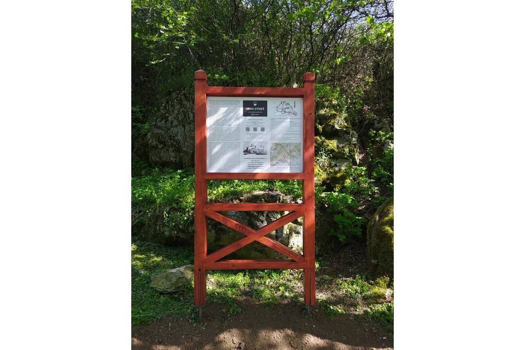 FOTO: Na hrade Gýmeš nezaháľajú, počas brigády vyčistili a upravili areál, foto 4