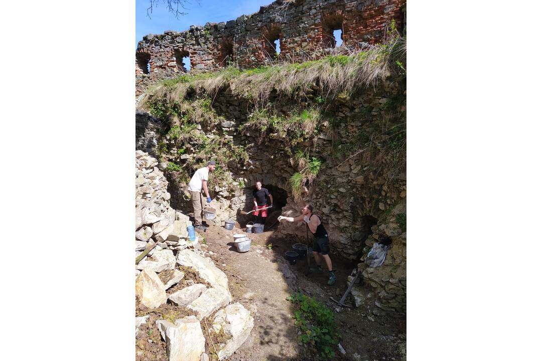 FOTO: Na hrade Gýmeš nezaháľajú, počas brigády vyčistili a upravili areál, foto 5