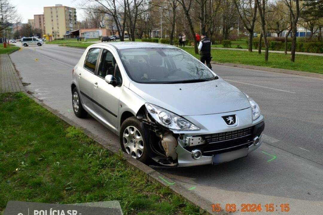 FOTO: Polícia hľadá svedkov, ktorí videli zrážku auta a chodca v Šali, foto 2