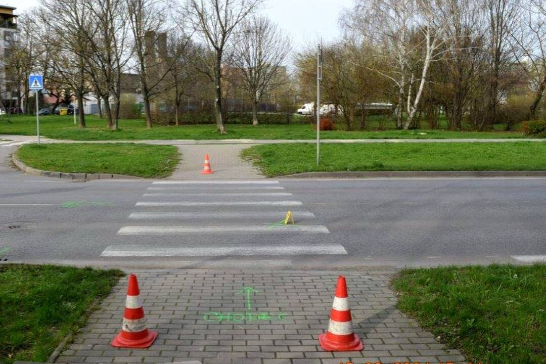 FOTO: Polícia hľadá svedkov, ktorí videli zrážku auta a chodca v Šali, foto 1