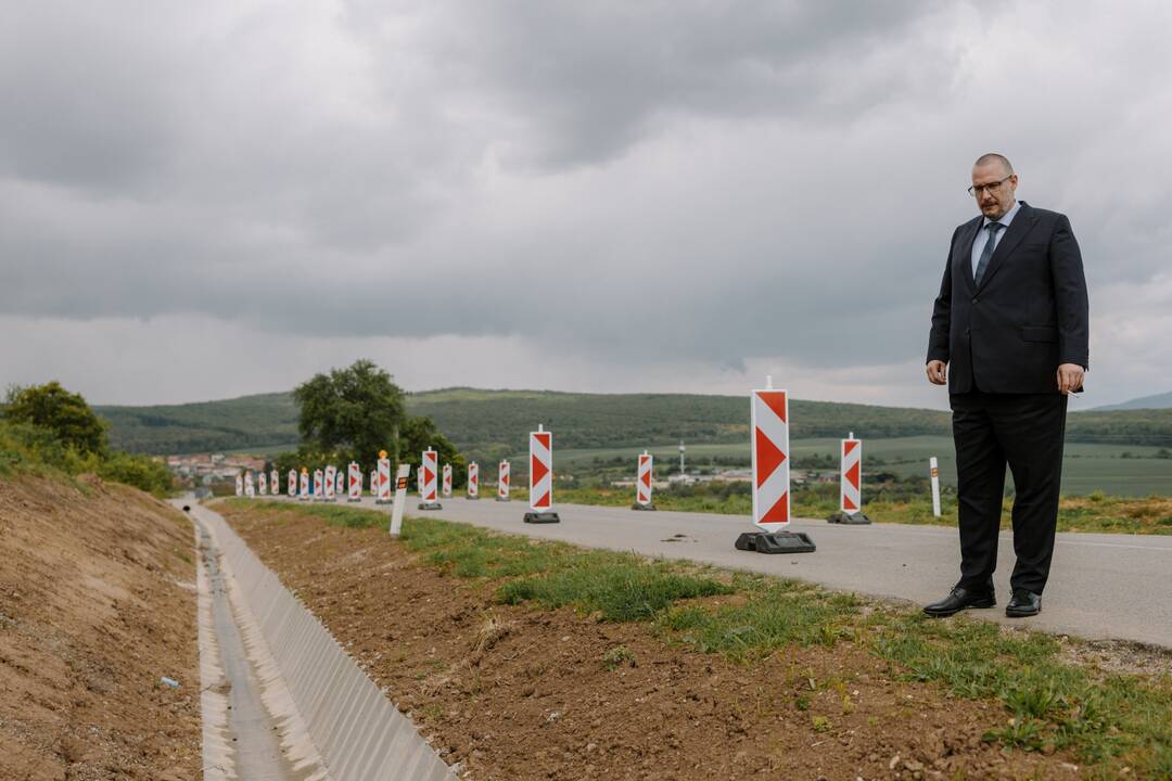 FOTO: Zosuv cesty v Žiranoch spomalila betónová priekopa, foto 3