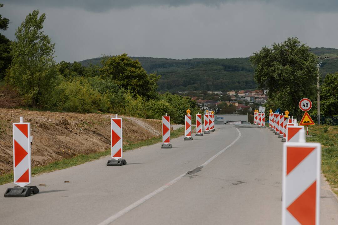 FOTO: Zosuv cesty v Žiranoch spomalila betónová priekopa, foto 1