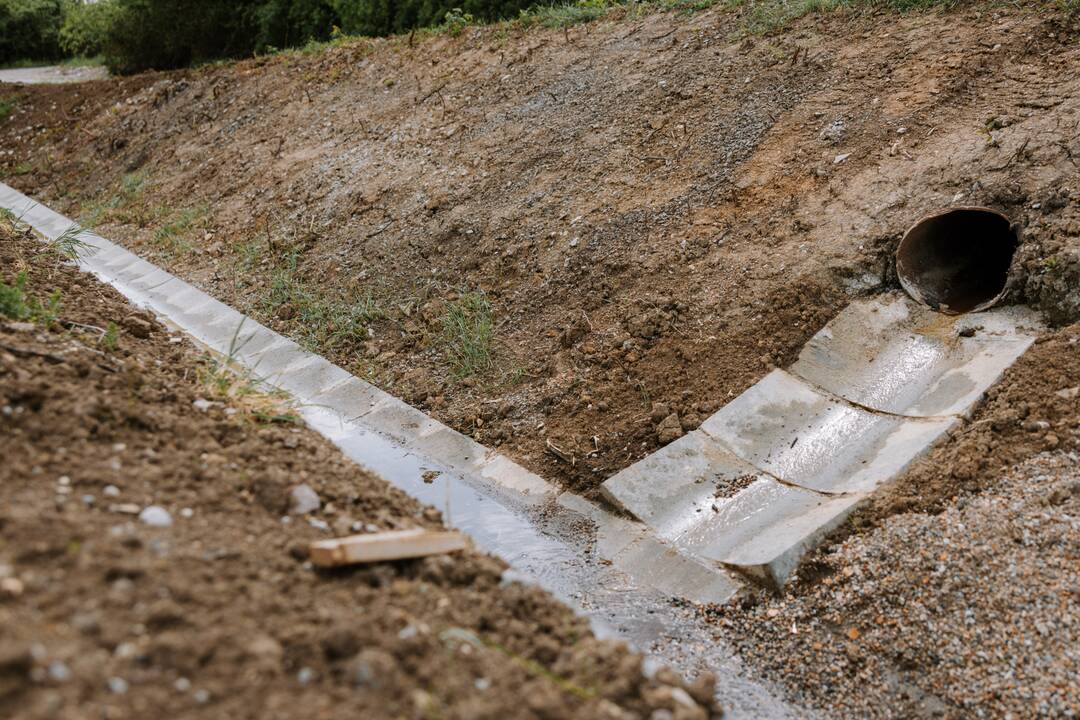 FOTO: Zosuv cesty v Žiranoch spomalila betónová priekopa, foto 5