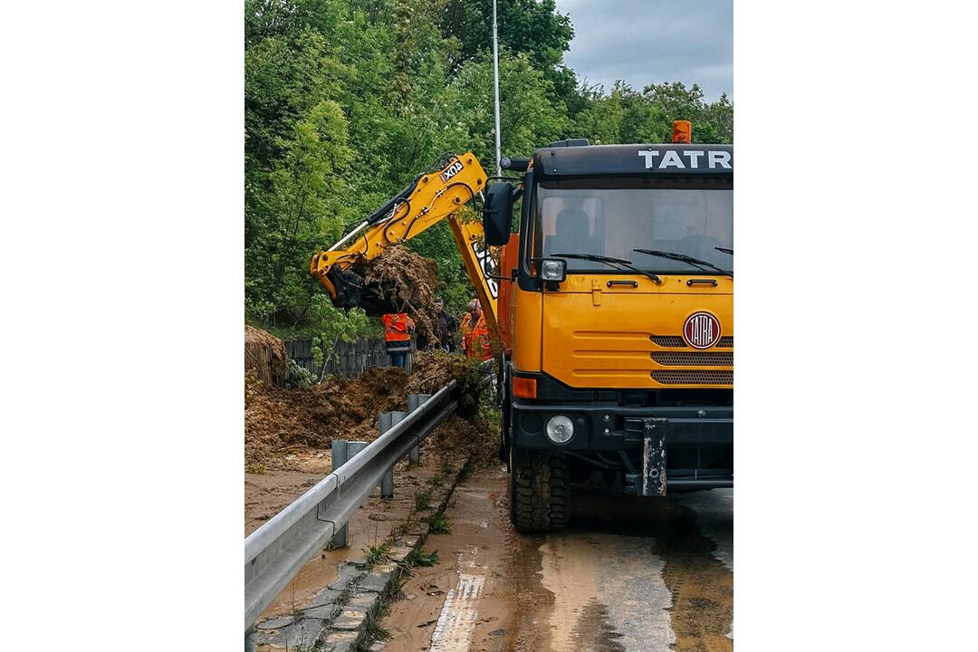 FOTO: Na sídlisku Klokočina v Nitre sa zosunul svah, foto 2