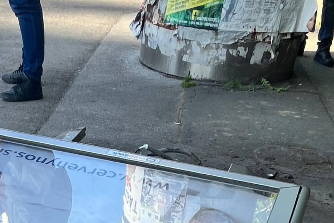 FOTO: V prístreškoch MHD v Nite vymieňali reklamné panely, foto 6