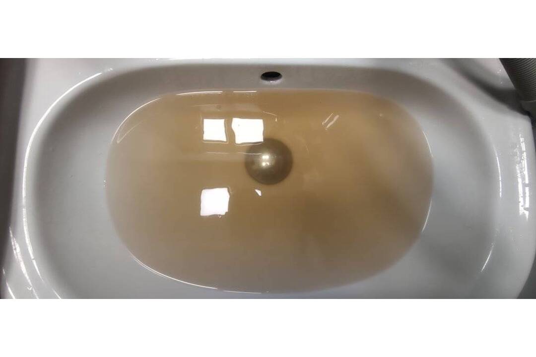 FOTO: V Nitre majú problémy s vodou, zmenila farbu na žltú, foto 2