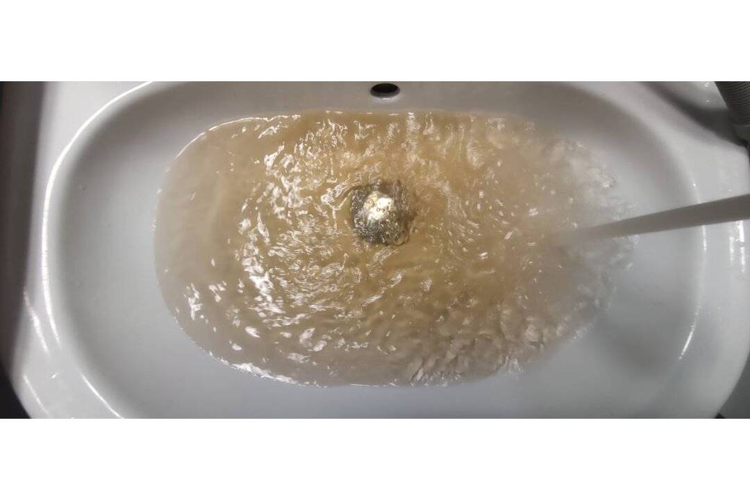 FOTO: V Nitre majú problémy s vodou, zmenila farbu na žltú, foto 4