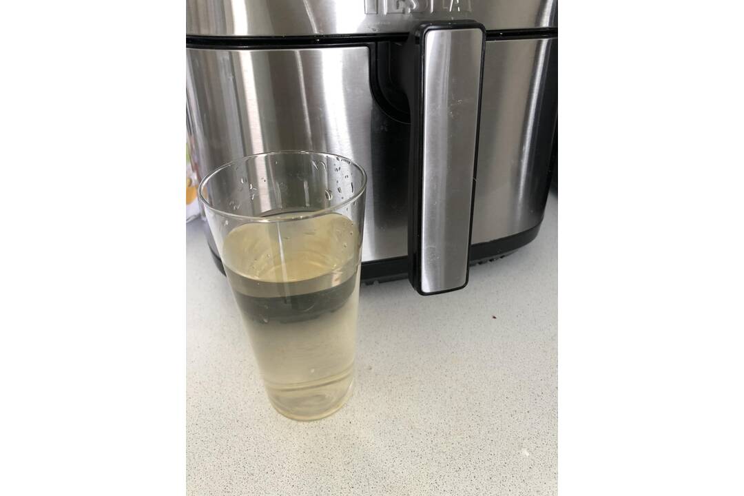 FOTO: V Nitre majú problémy s vodou, zmenila farbu na žltú, foto 1