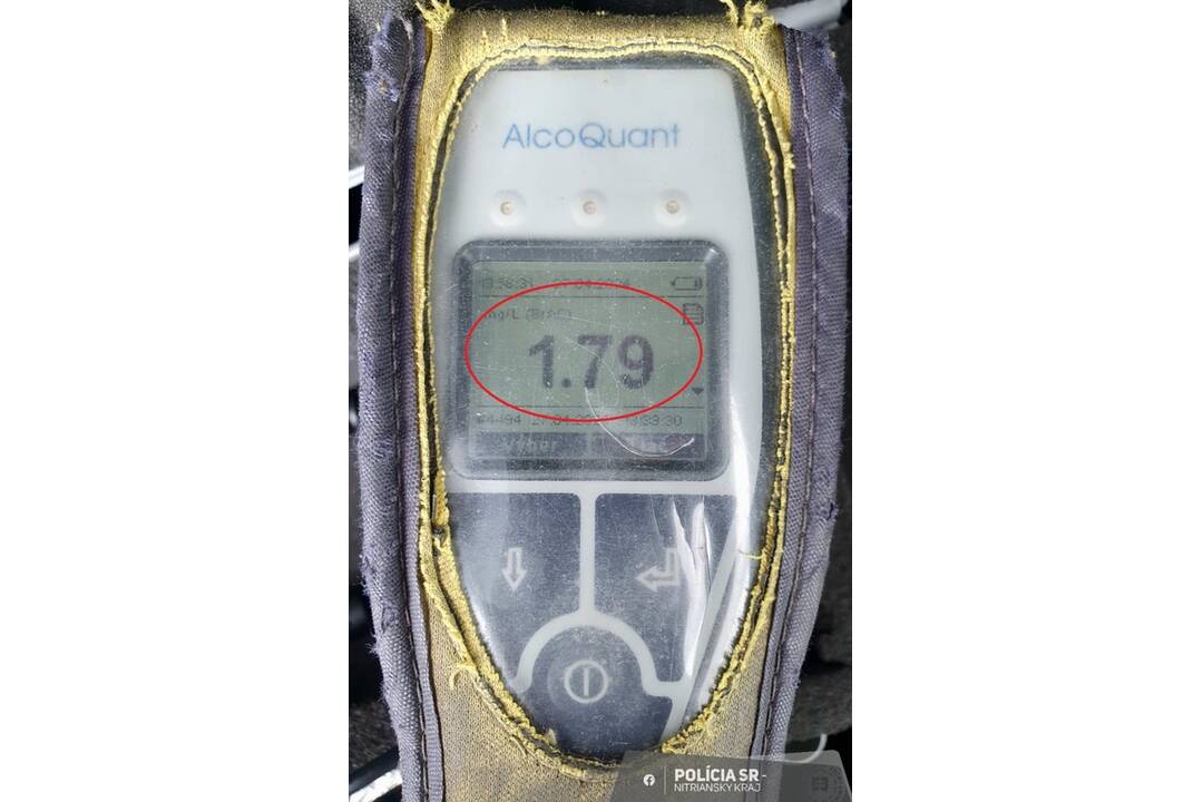 FOTO: Kuriózna kolízia cyklistu a zaparkovaného auta vo Veľkom Cetíne, foto 3