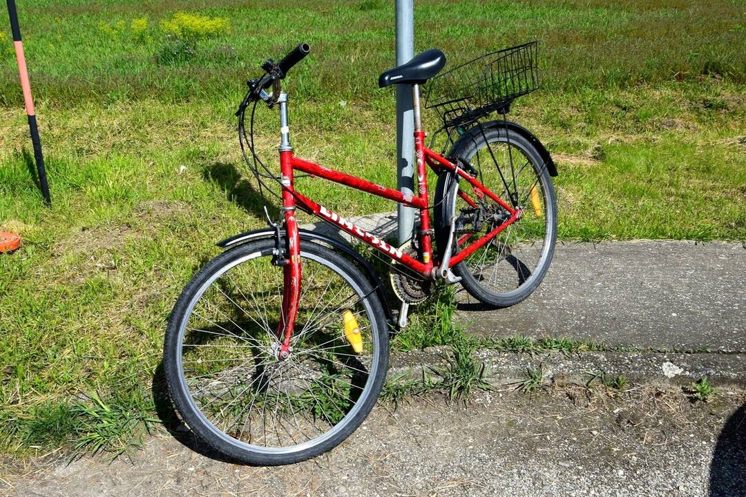 FOTO: Kuriózna kolízia cyklistu a zaparkovaného auta vo Veľkom Cetíne, foto 1