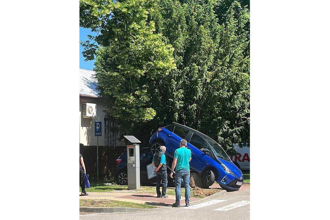 FOTO: Kuriózna nehoda na parkovisku v Topoľčanoch, foto 2