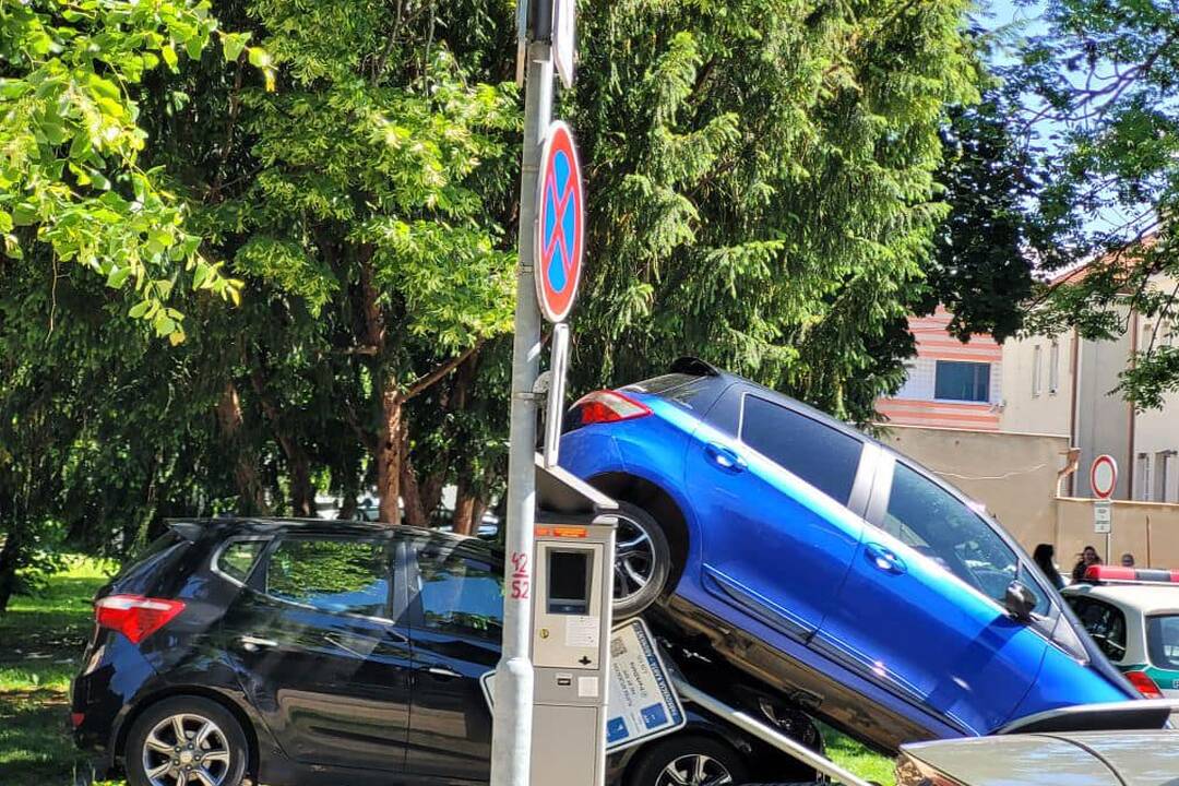 FOTO: Kuriózna nehoda na parkovisku v Topoľčanoch, foto 3
