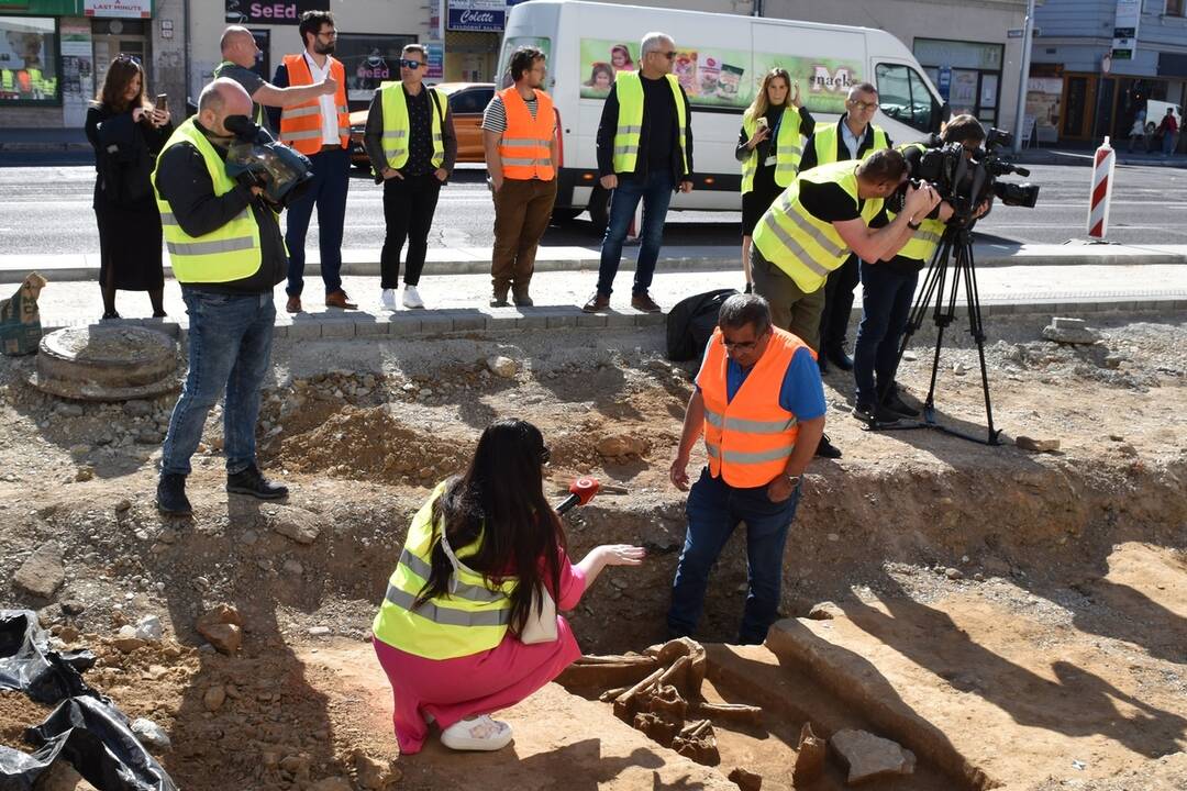 FOTO: Prevratný archeologický prieskum pred nitrianskym Priorom odhalil praveký hrob aj stredoveké artefakty, foto 1