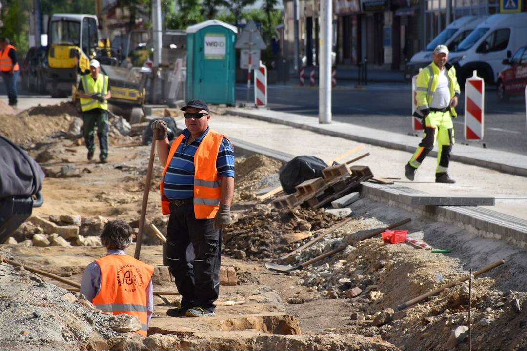 FOTO: Prevratný archeologický prieskum pred nitrianskym Priorom odhalil praveký hrob aj stredoveké artefakty, foto 2