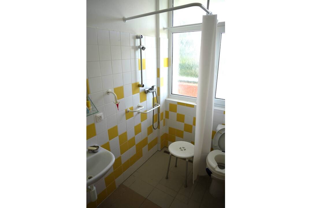 FOTO: Seniori na Zobore budú mať vynovené kúpeľne aj širšie dvere, foto 2