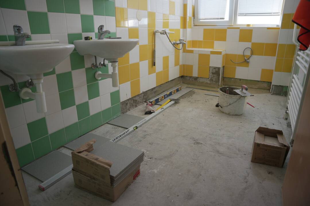 FOTO: Seniori na Zobore budú mať vynovené kúpeľne aj širšie dvere, foto 4