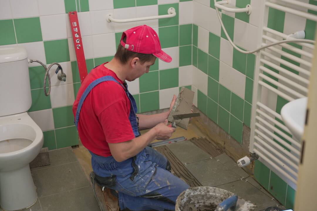 FOTO: Seniori na Zobore budú mať vynovené kúpeľne aj širšie dvere, foto 1