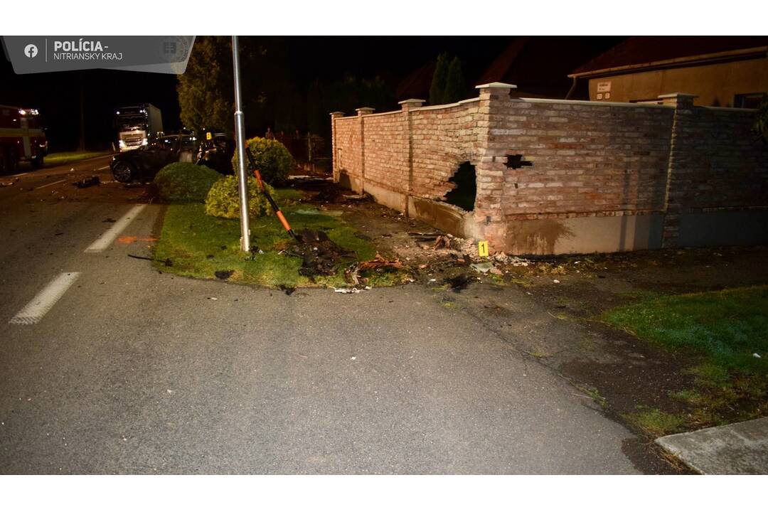 FOTO: Auto v Pohronskom Ruskove zhorelo do tla, vodič tam zostal zakliesnený , foto 2