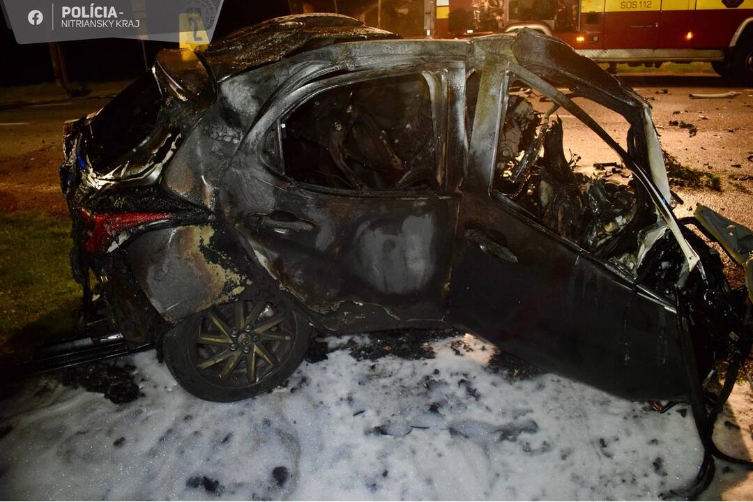 FOTO: Auto v Pohronskom Ruskove zhorelo do tla, vodič tam zostal zakliesnený , foto 3