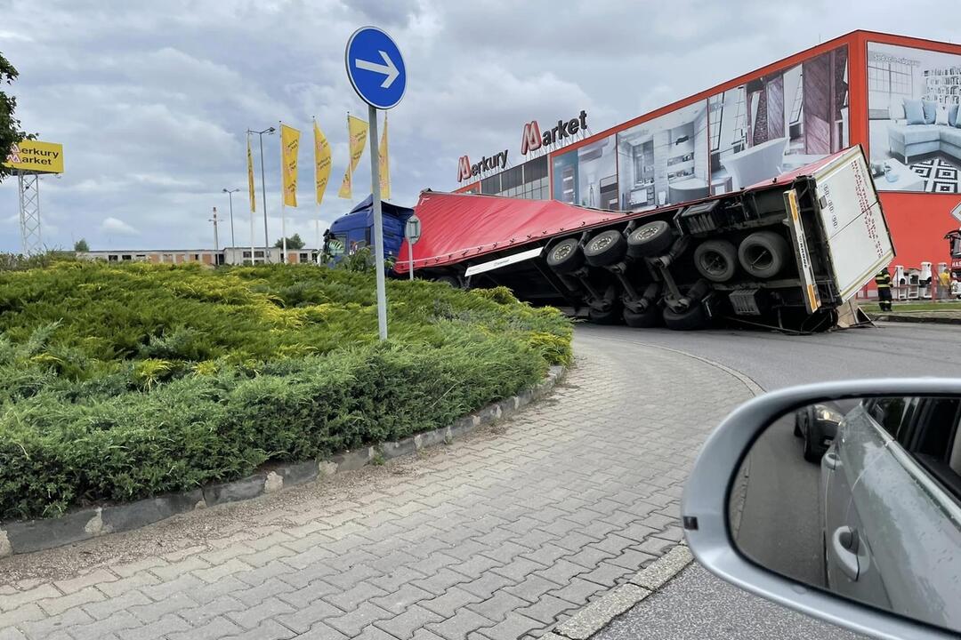 FOTO: Prevrátený kamión v Nových Zámkoch, foto 4