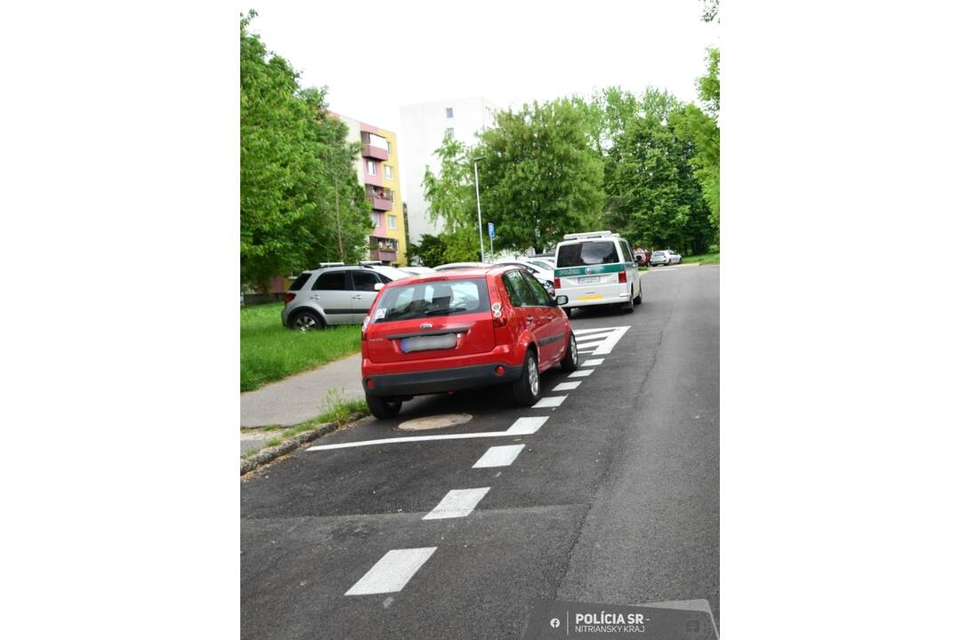 FOTO: Na Klokočine niekto narazil do zaparkovaného auta a ušiel, foto 1