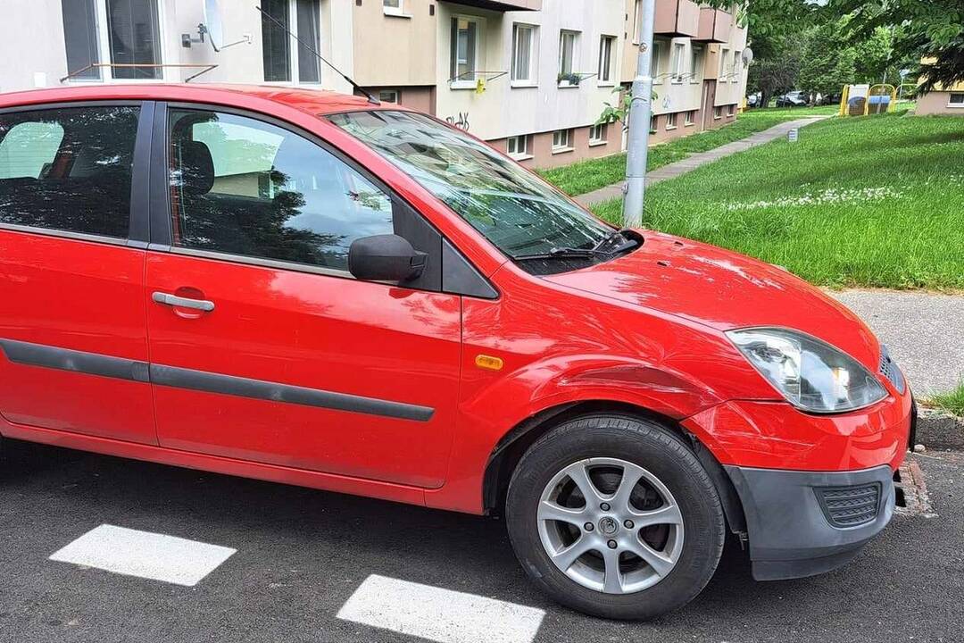FOTO: Na Klokočine niekto narazil do zaparkovaného auta a ušiel, foto 3