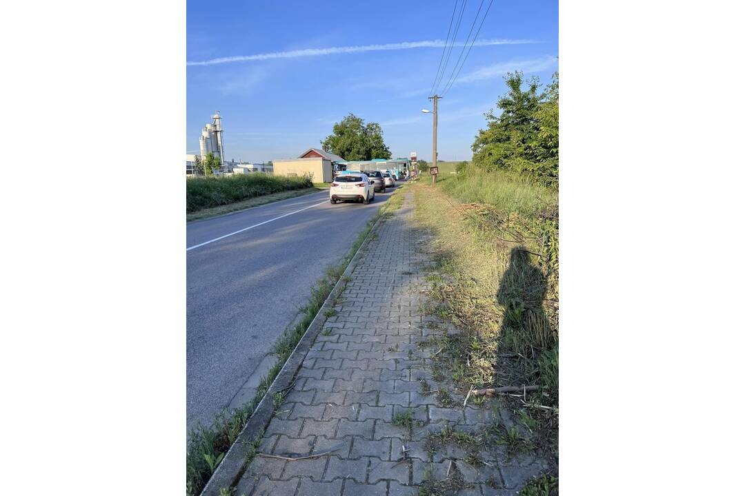 FOTO: V Ivanke pri Nitre došlo k zrážke vlaku s autobusom, náraz ho odhodil do domčeka, foto 4