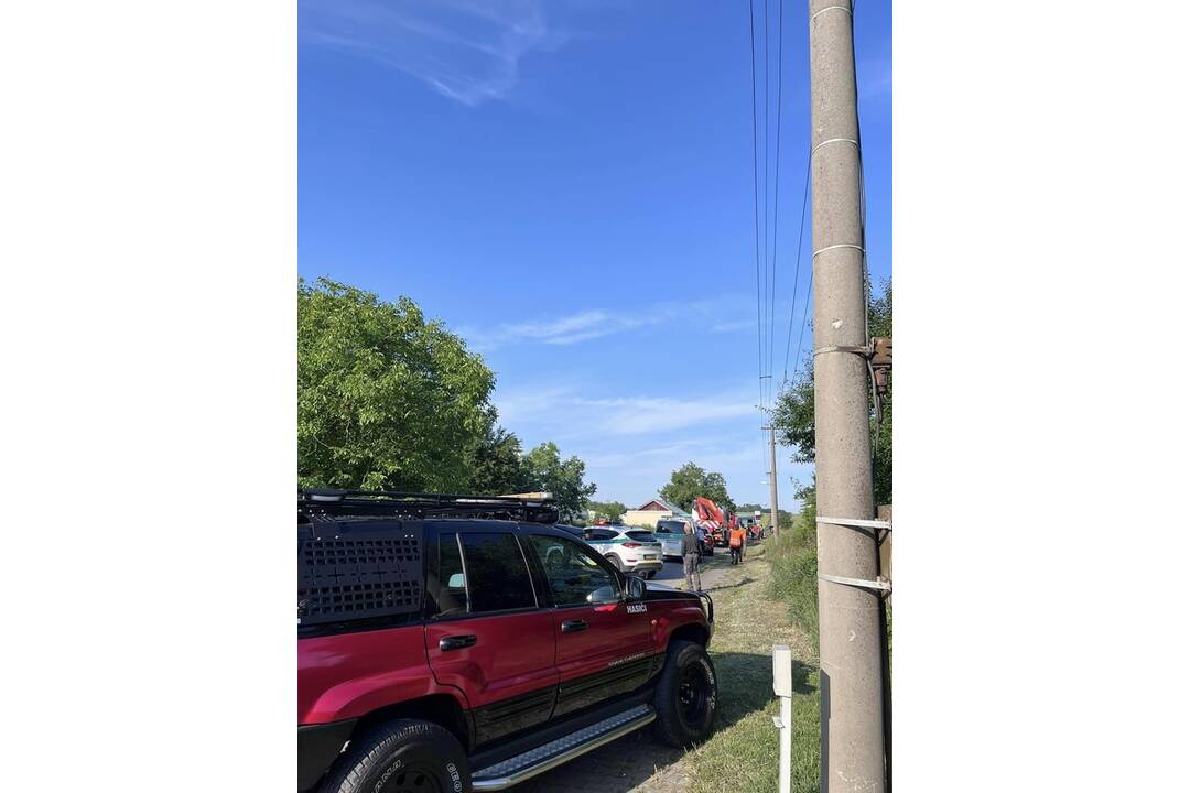 FOTO: V Ivanke pri Nitre došlo k zrážke vlaku s autobusom, náraz ho odhodil do domčeka, foto 5