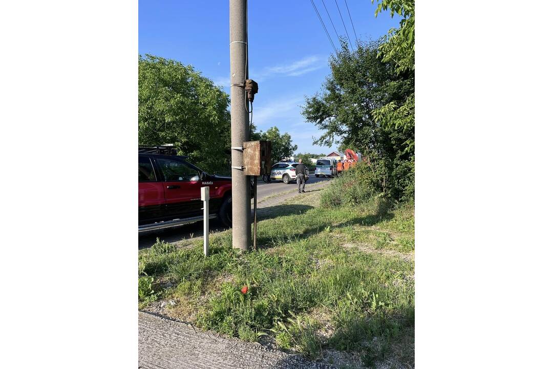 FOTO: V Ivanke pri Nitre došlo k zrážke vlaku s autobusom, náraz ho odhodil do domčeka, foto 7